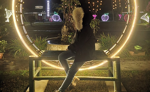 草莓视频APP黄色夜景打卡拍照